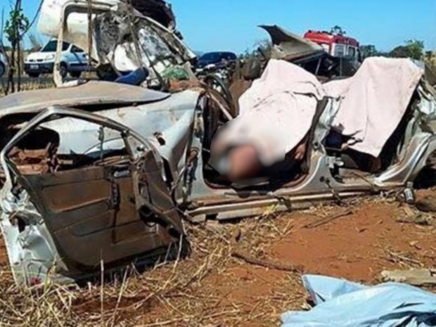 Batida foi tão violenta que arrancou o teto do veículo (Foto: Divulgação/PRE-GO)